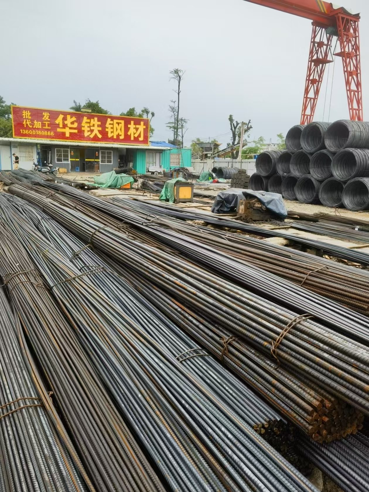 华铁钢材堆放场地实景：螺纹钢与盘螺堆场、行吊